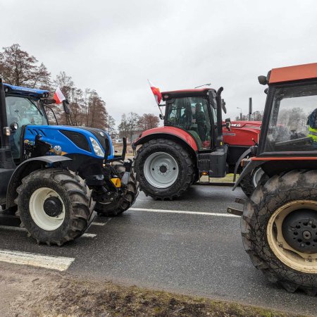 Protest rolników w Ostrołęce. Transparenty i trumna. "W d**ie mamy ład zielony" [WIDEO, ZDJĘCIA]