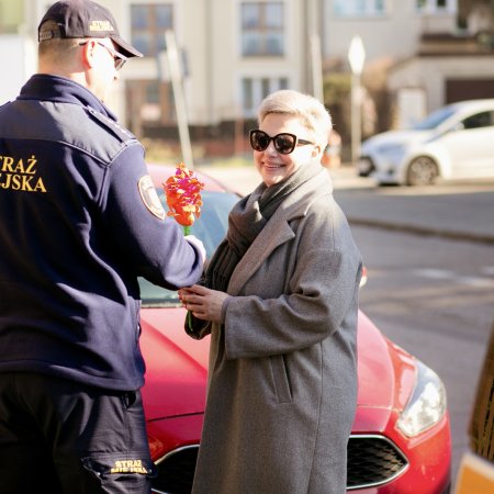 Kandydaci, piłkarze i strażnicy. Tak świętowano Dzień Kobiet na ulicach Ostrołęki