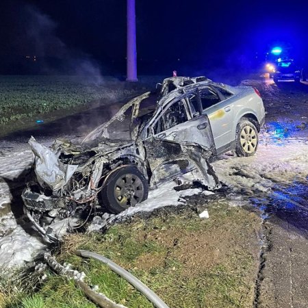 Po uderzeniu w ciągnik osobówka stanęła w ogniu. Dwie osoby utknęły w płonącym wraku! [ZDJĘCIA]