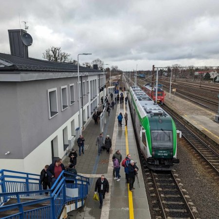 Pierwszy pociąg z Białegostoku. Ilu pasażerów przyjechało do Ostrołęki? [WIDEO, ZDJĘCIA]