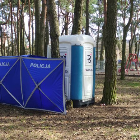 Tragedia na osiedlu Bursztynowe w Ostrołęce! Zwłoki mężczyzny w ulicznej toalecie