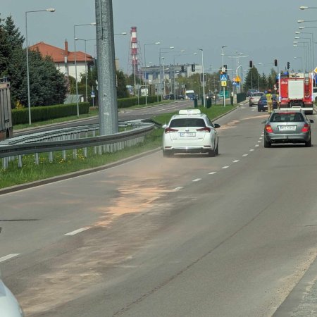 Niebezpieczna plama oleju na mini-obwodnicy w Ostrołęce! [ZDJĘCIA]