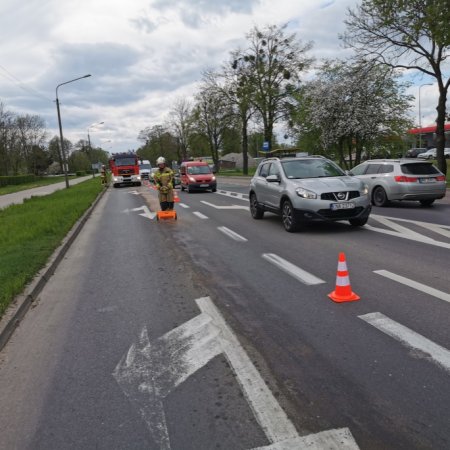 Strażacy usuwali plamę oleju na Alei Wojska Polskiego