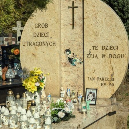 Pogrzeb dzieci utraconych w Ostrołęce. "W tym dniu myślimy o dzieciach zmarłych przed swoimi narodzinami"