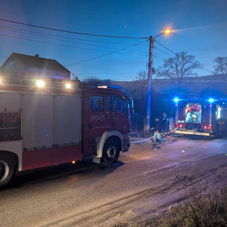 Pożar na osiedlu Stacja w Ostrołęce: płonął budynek gospodarczy [ZDJĘCIA]
