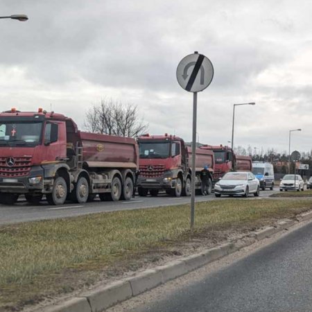 Niebezpieczny "konwój" na ulicach Ostrołęki. Posypały się mandaty [ZDJĘCIA]