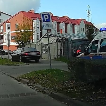 Mistrz parkowania w bmw. Kierowca zaparkował na chodniku i zapłaci za to wysoką cenę!