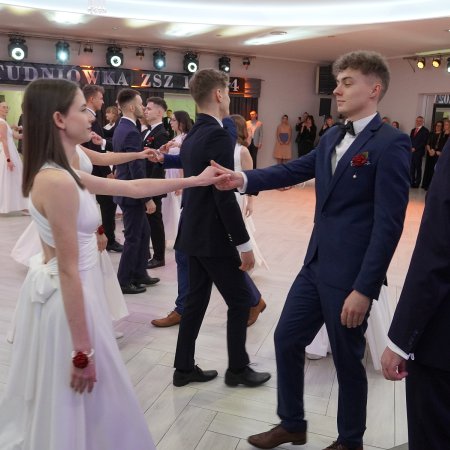 Studniówka 2024: Tak się bawi Metalówka! Wyjątkowy wieczór uczniów ZSZ 1 [WIDEO, ZDJĘCIA]