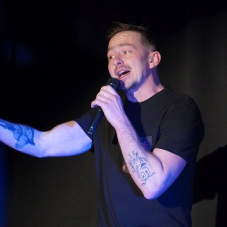 Michał Pałubski rozbawił Ostrołękę programem “Kaliber 44” [WIDEO, ZDJĘCIA]