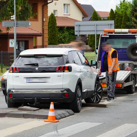 Kraksa w Rzekuniu! Uszkodzone auta i znaki na przejściu dla pieszych. Policja bada sprawę [ZDJĘCIA]