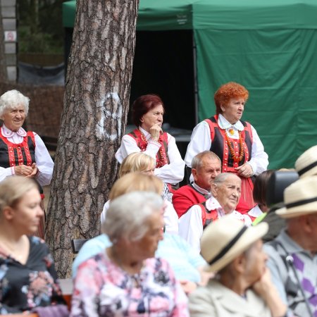 Przydrożne kapliczki i świątki, kurpiowskie pamiątki. "Ginące zawody" w Kadzidle [ZDJĘCIA]
