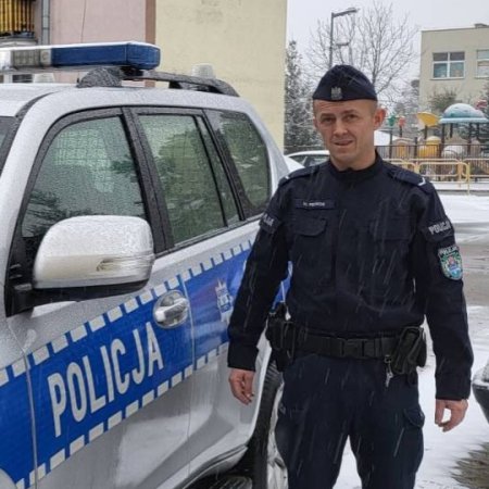 Wspiął się przez balkon, wszedł przez okno. Ostrołęcki policjant uratował życie kobiecie!