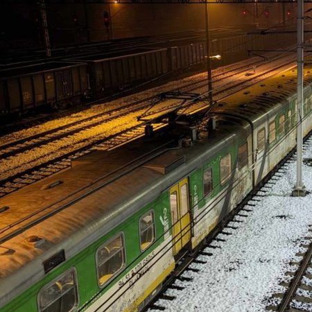 Oblodzenie sieci trakcyjnej. Utrudnienia w ruchu pociągów z i do Ostrołęki