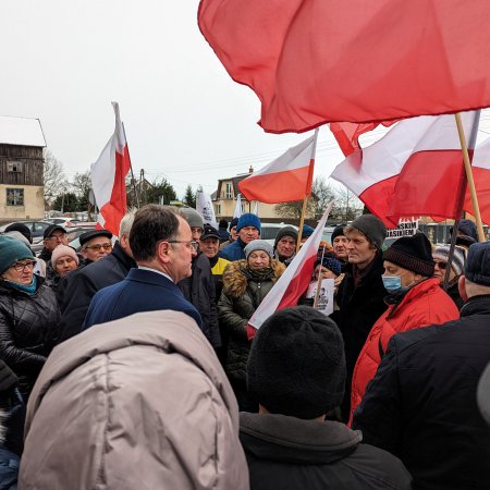 Manifestacja w obronie Macieja Wąsika przed więzieniem w Przytułach Starych. Transparenty, flagi i różaniec [WIDEO, ZDJĘCIA]