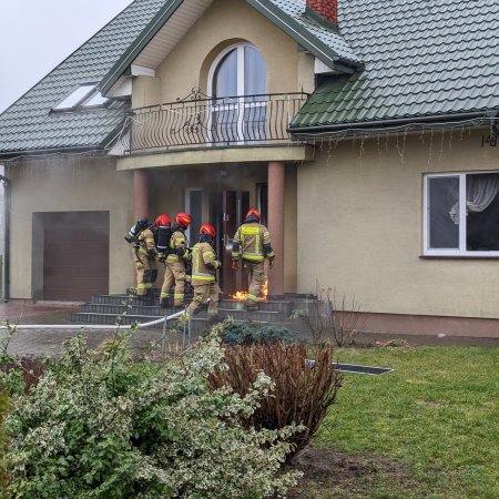 Pożar przy ulicy Kolejowej w Ostrołęce. Szybka interwencja strażaków uratowała sytuację! [WIDEO, ZDJĘCIA]