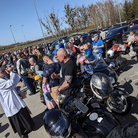 Motoświęconka 2024 w Ostrołęce: błogosławieństwo na dwóch kółkach [WIDEO, ZDJĘCIA]