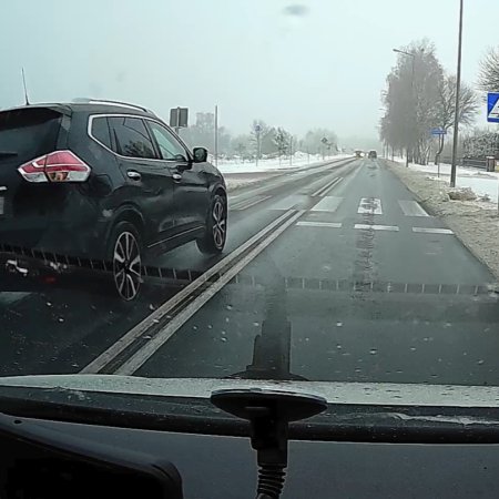 Kierowca SUV-a ryzykował życiem innych na gołoledzi. To mogło mieć tragiczny finał! [WIDEO]