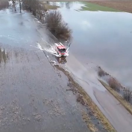 Wysoka woda w Młynarzach odcięła dzieci od szkoły. Strażacy zastąpili autobus szkolny [WIDEO]