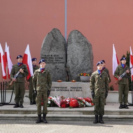 Ostrołęka uroczyście obchodzi Święto Konstytucji 3 Maja: Hołd obrońcom Ojczyzny i msza św. w intencji Polski [ZDJĘCIA]