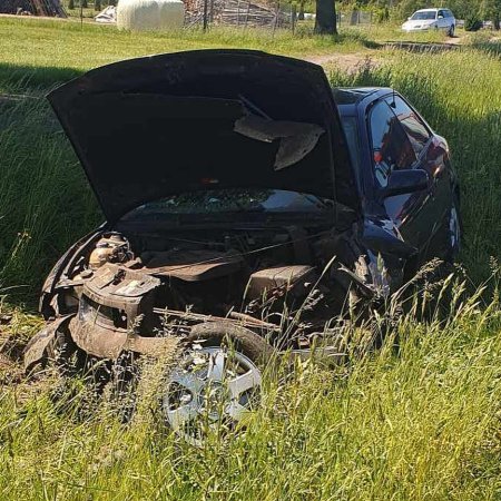 Groźny wypadek na DK-60. Kierująca audi straciła panowanie nad pojazdem i uderzyła w przepust wodny [ZDJĘCIA]