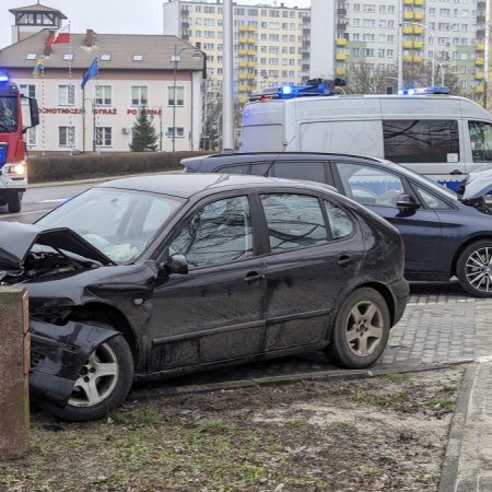 Czołowe zderzenie w Ostrołęce! Pijany kierowca uderzył w inne auto! [WIDEO, ZDJĘCIA]