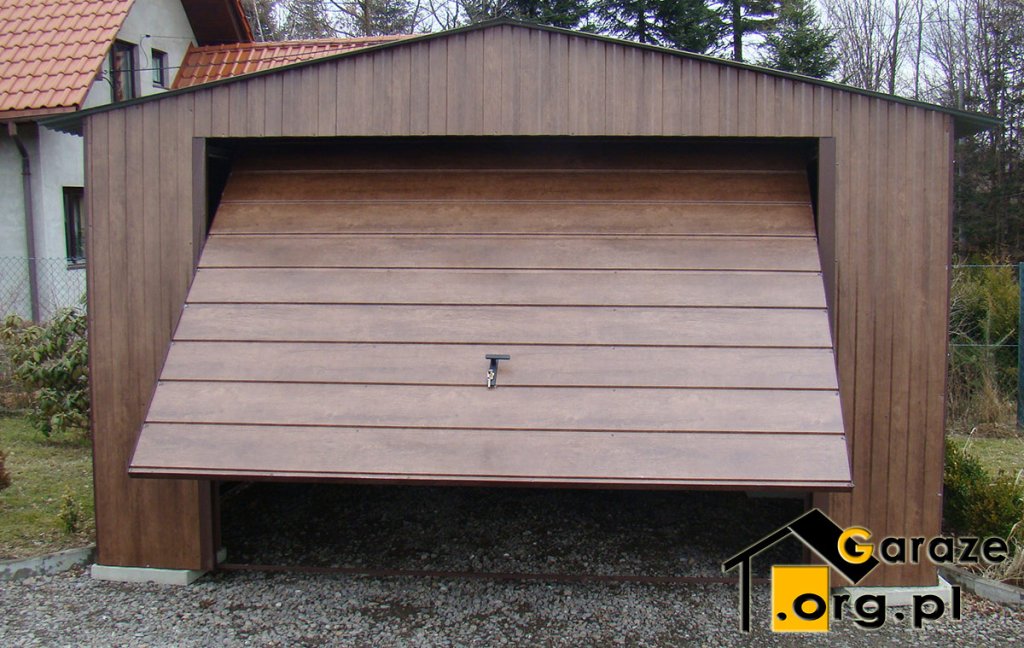garaż blaszany drewnopodobny z bramą uchylną z szerokim panelem
