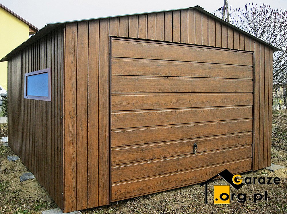 garaż drewnopodobny z oknem
