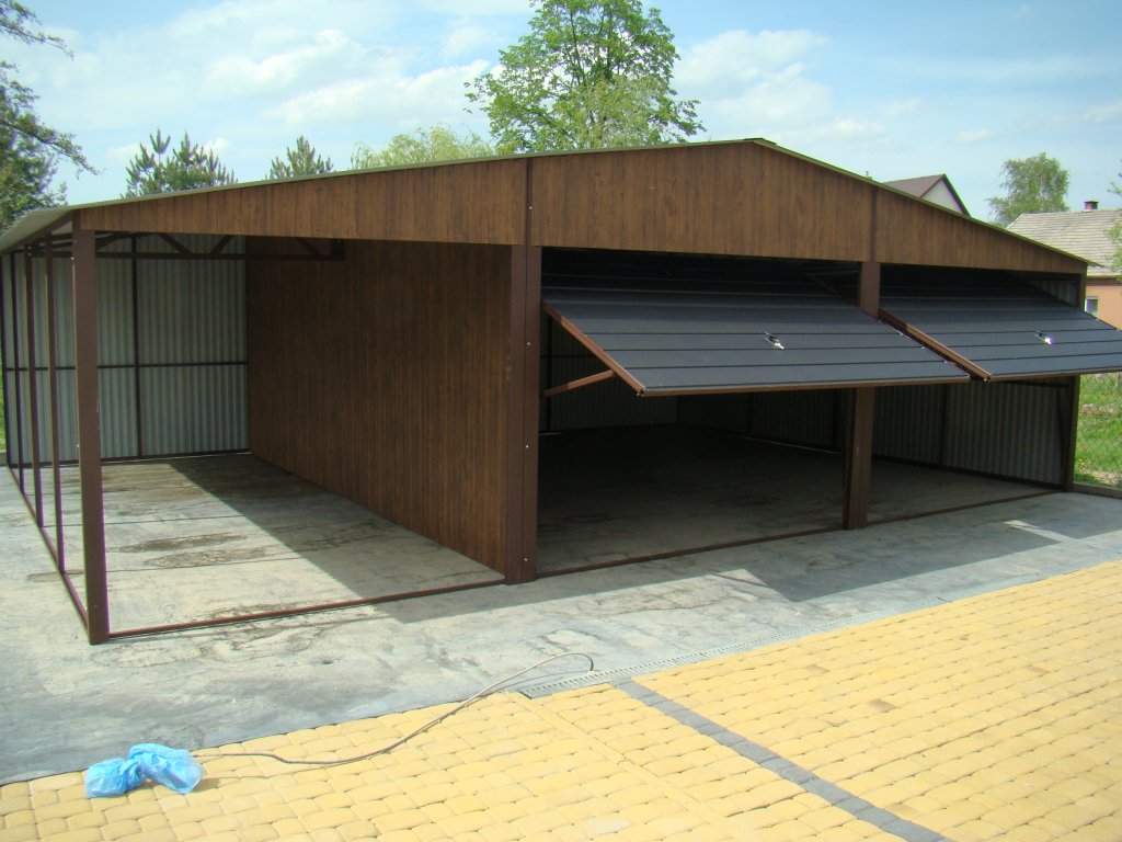 garaż blaszany drewnopodobny z wiatą dwuspadowy
