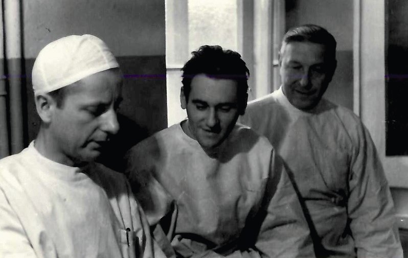 Lekarze: Stanisław Gładysz (z lewej) i Janusz Skibniewski  (w środku) oraz Hieronim Piekarski  (zajmujący się wykonywaniem zdjęć rtg).