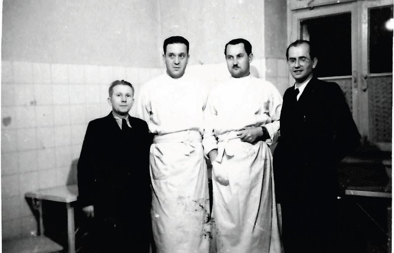 Dr Zygmunt Lipiński ( z lewej) i dr Ryszard Ostaszewski (z prawej) – w środku w białych fartuchach.  Fot. Archiwum Szpitala