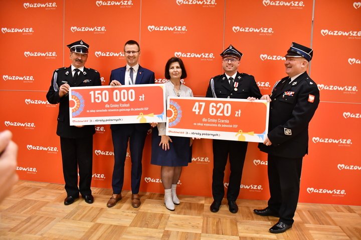 Bezpieczeństwo priorytetem: nowy wóz dla OSP Borawe i doposażenie strażaków z gminy Czarnia