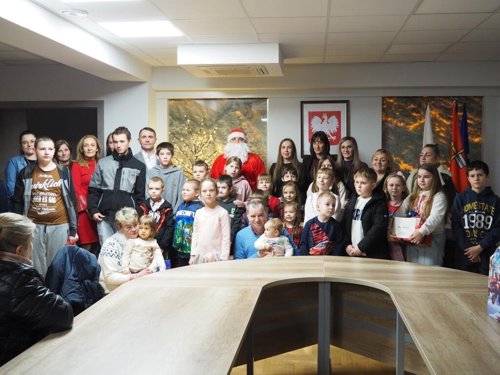 Święty Mikołaj odwiedził Urząd Gminy w Olszewie-Borkach! "Akcja Gwiazdor 2025" [ZDJĘCIA]