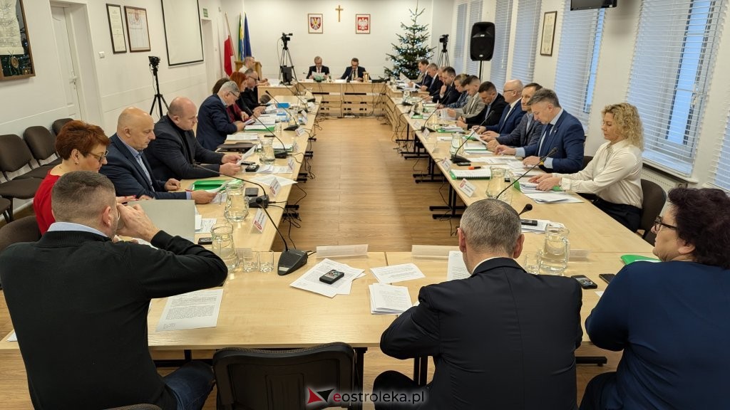 Radni decydują o pensji prezydenta. Czy będzie podwyżka? Trwa sesja Rady Miasta Ostrołęki [TRANSMISJA NA ŻYWO]