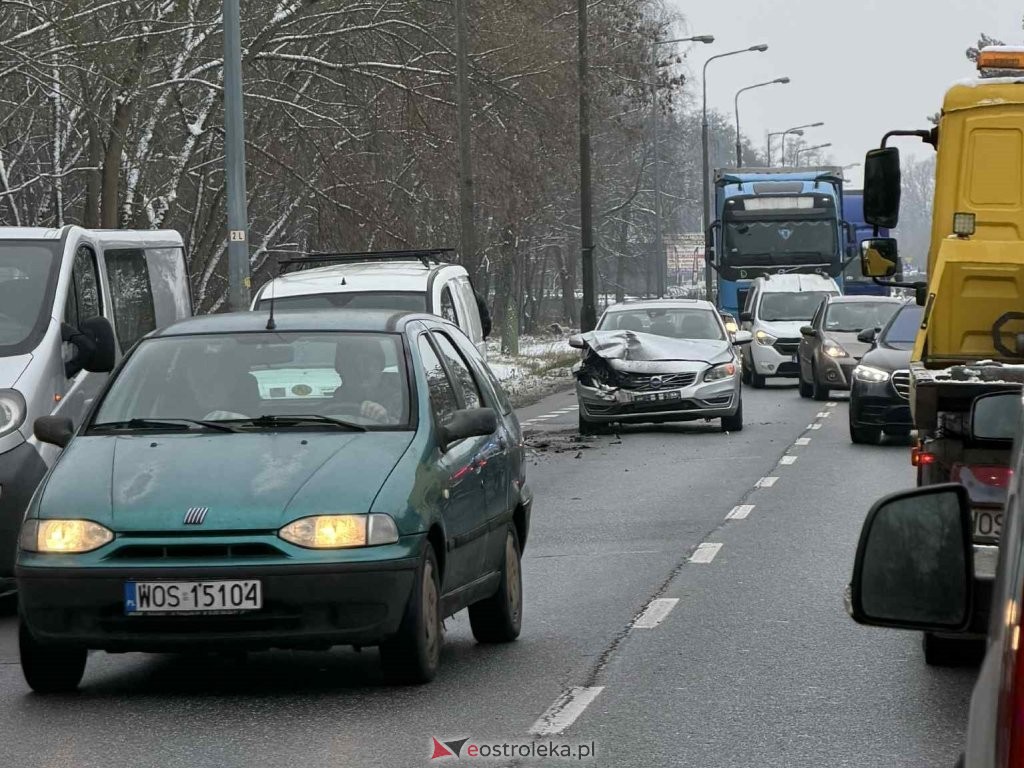 Zderzenie trzech aut w Ostrołęce. Poważne utrudnienia na ulicy Warszawskiej [ZDJĘCIA]