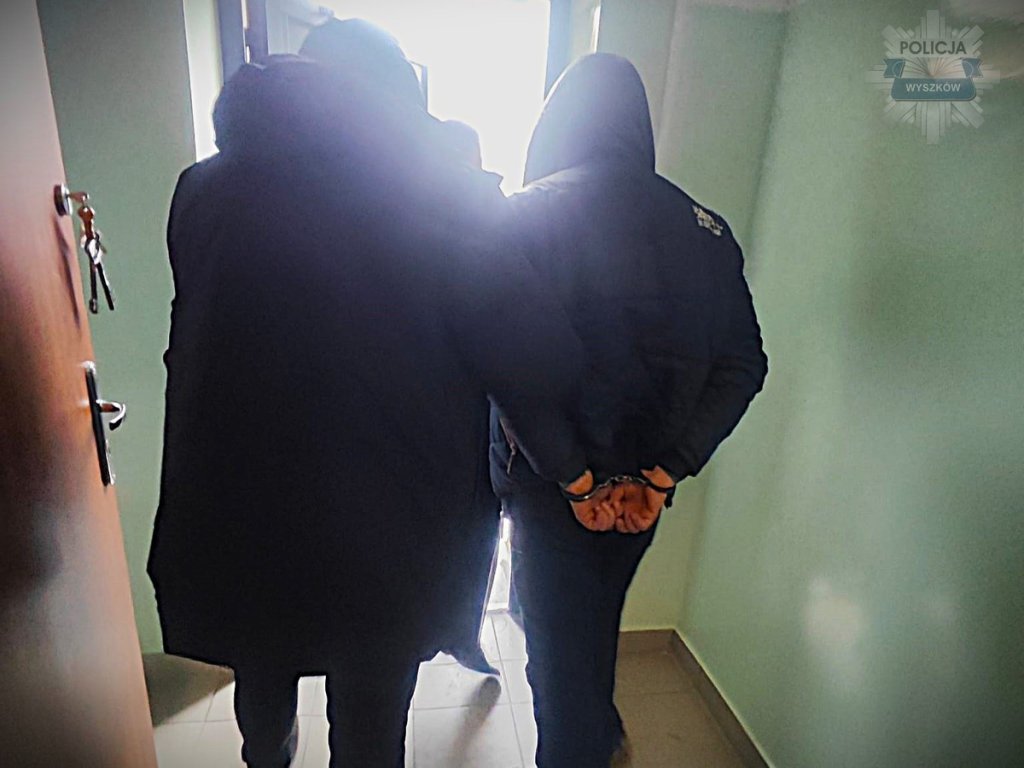 Zuchwałość bez granic. Pijany kierowca chciał przekupić policjantów 5 tysiącami złotych! Grozi mu 10 lat więzienia.