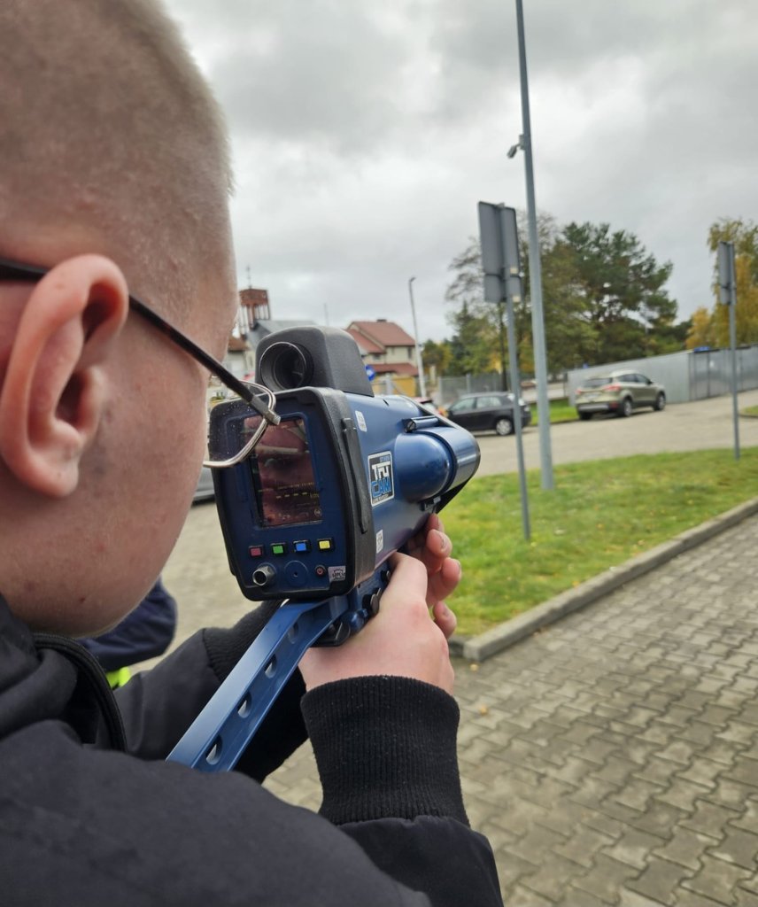 Od ławki szkolnej do radiowozu: Ostrołęccy policjanci pokazują młodzieży realia swojej służby! [ZDJĘCIA]