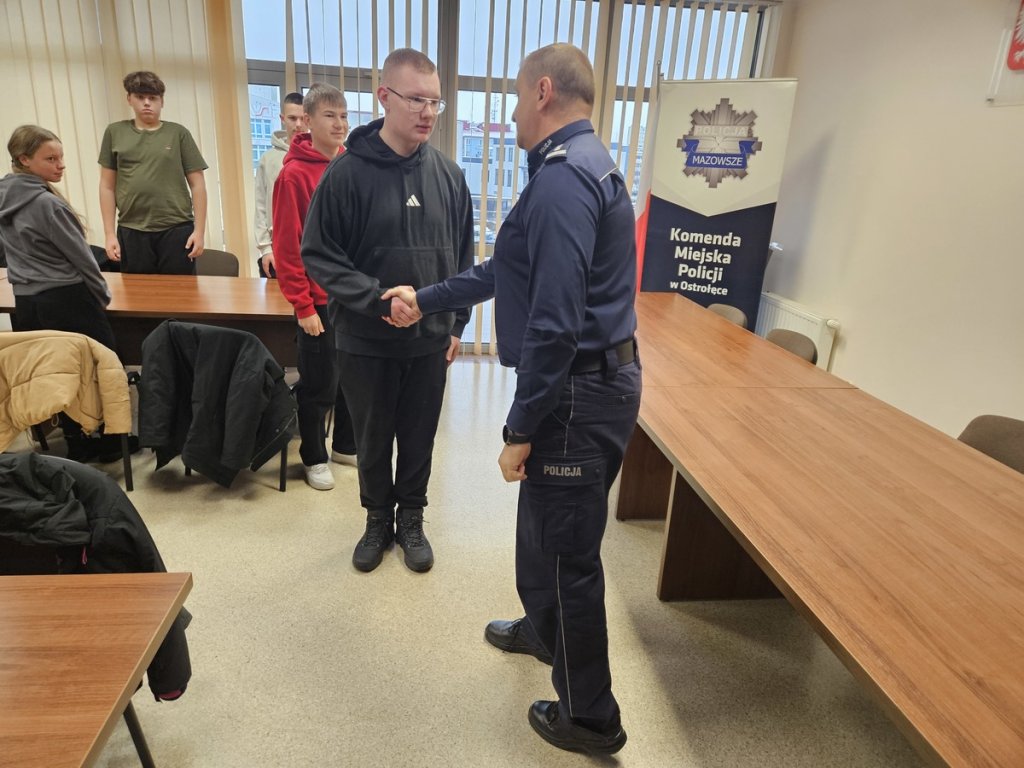 Od ławki szkolnej do munduru. Ostrołęccy policjanci otwierają drzwi do kariery dla klas mundurowych [ZDJĘCIA]