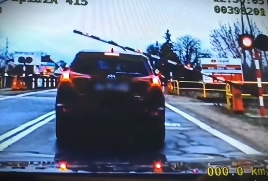 Igrał z losem na przejeździe kolejowym! Za to, co zrobił, zapłaci wysoki manadat