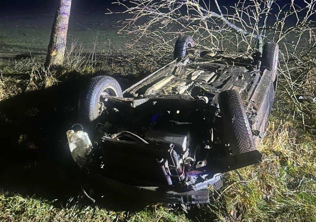 Dachowanie na prostym odcinku drogi. Dwie osoby ranne