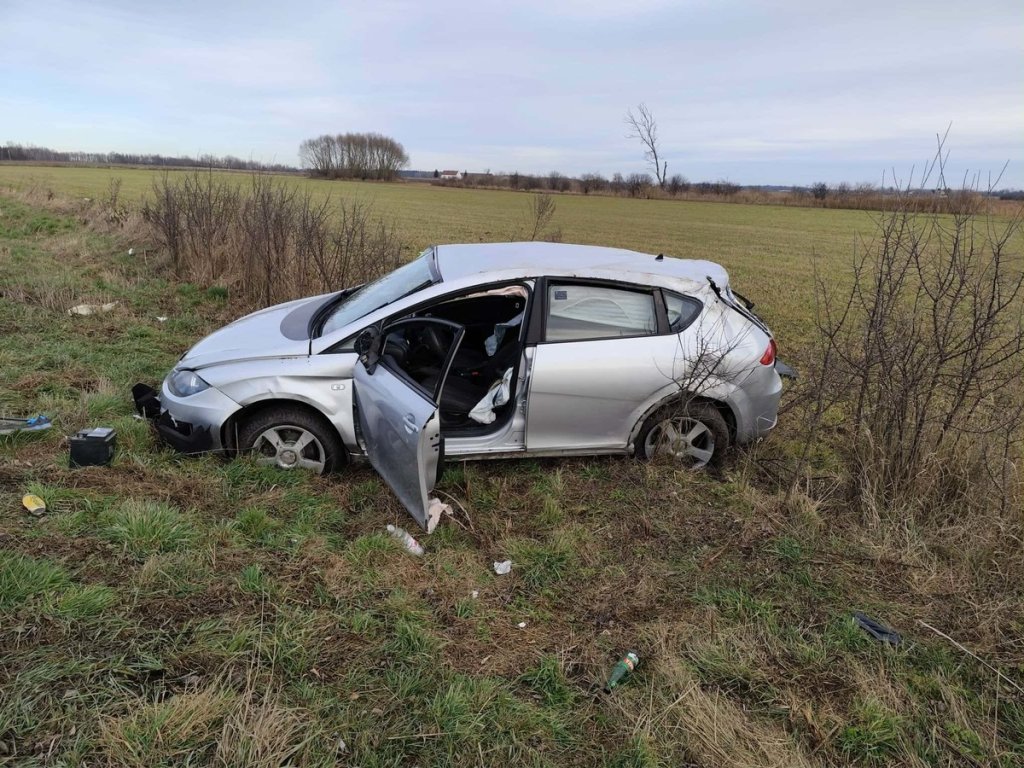 Auto dachowało na łuku drogi. 18-latka zabrana do szpitala [ZDJĘCIA]