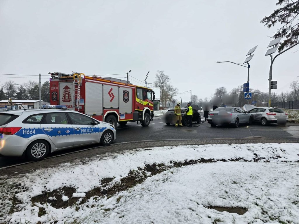 Chciał uniknąć zderzenia, uderzył w inne auto. Dwie ofiary groźnego wypadku na “krajówce” [ZDJĘCIA]