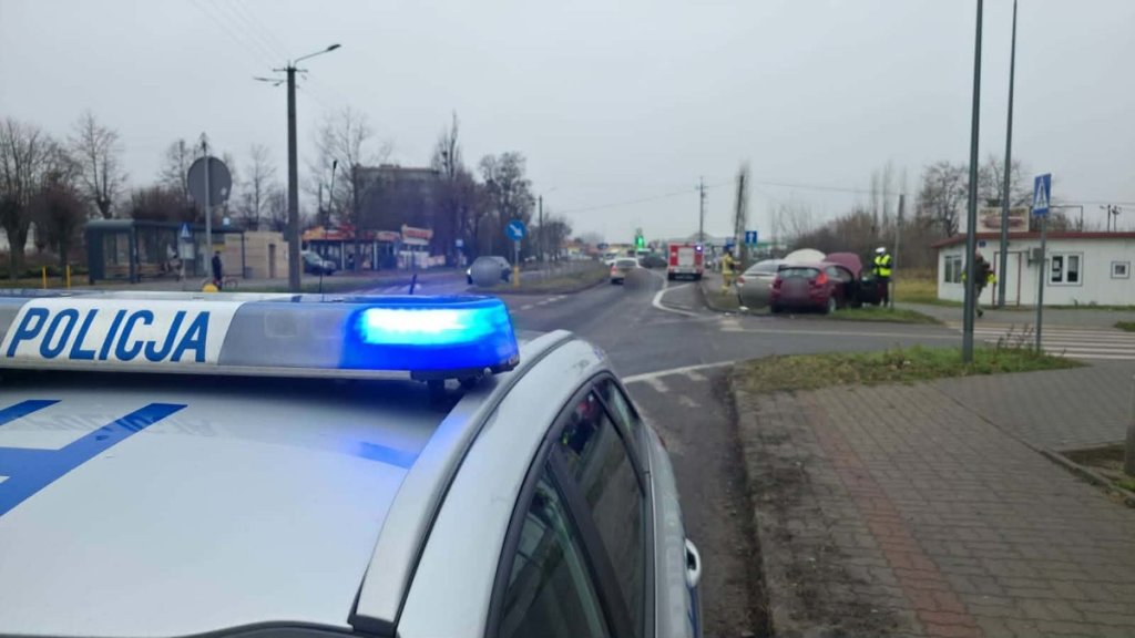 Wypadek w Makowie Mazowieckim. Zderzenie na skrzyżowaniu Polnej i Mickiewicza, jedna osoba w szpitalu