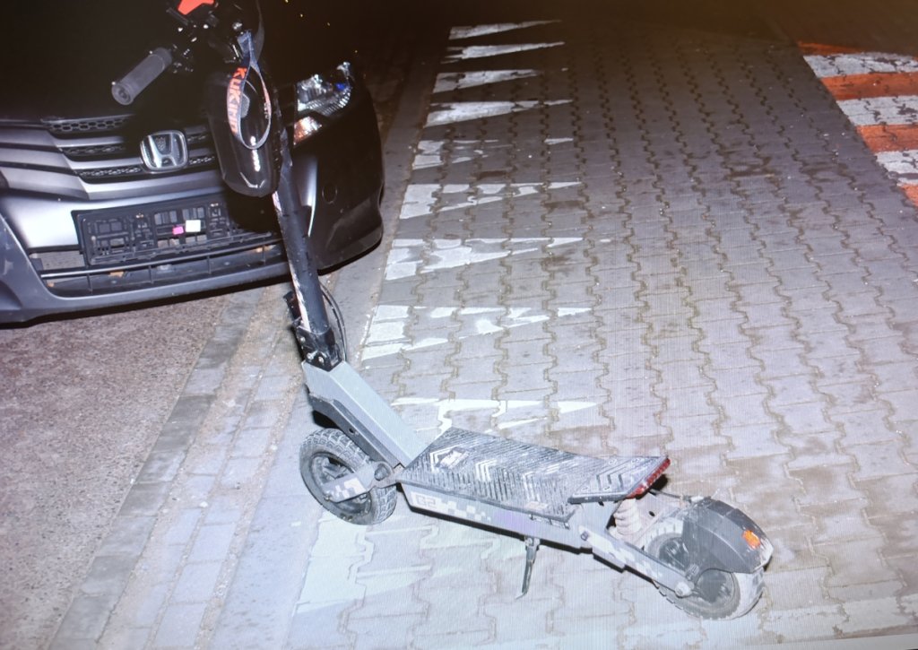 Groźny wypadek z udziałem dziecka. 12-latek na hulajnodze zderzył się z samochodem