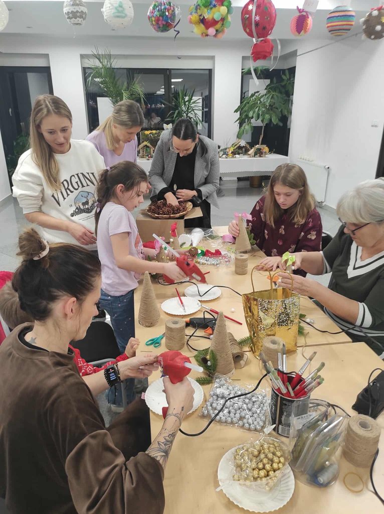 Piękne ozdoby na warsztatach bożonarodzeniowych w GOK w Olszewie-Borkach [ZDJĘCIA]