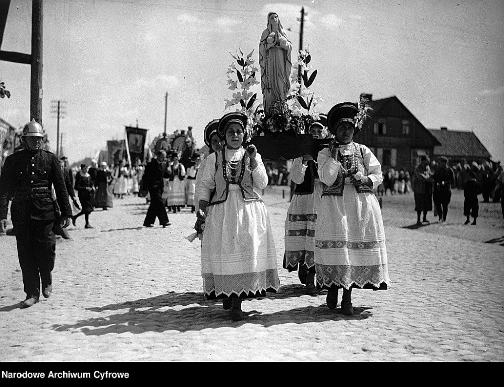 fot. Narodowe Archiwum Cyfrowe (procesja Bożego Ciała w Myszyńcu w 1937 r.)