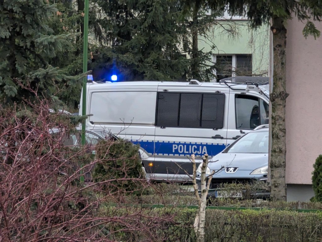 Dramat na ostrołęckim osiedlu. Nie żyje mężczyzna znaleziony przy śmietniku