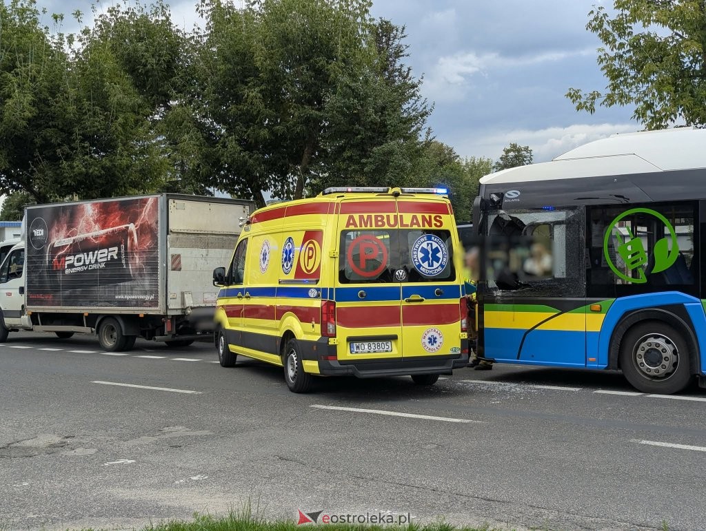 Kolizja miejskiego autobusu i dostawczaka w Ostrołęce – jedna osoba poszkodowana [ZDJĘCIA]