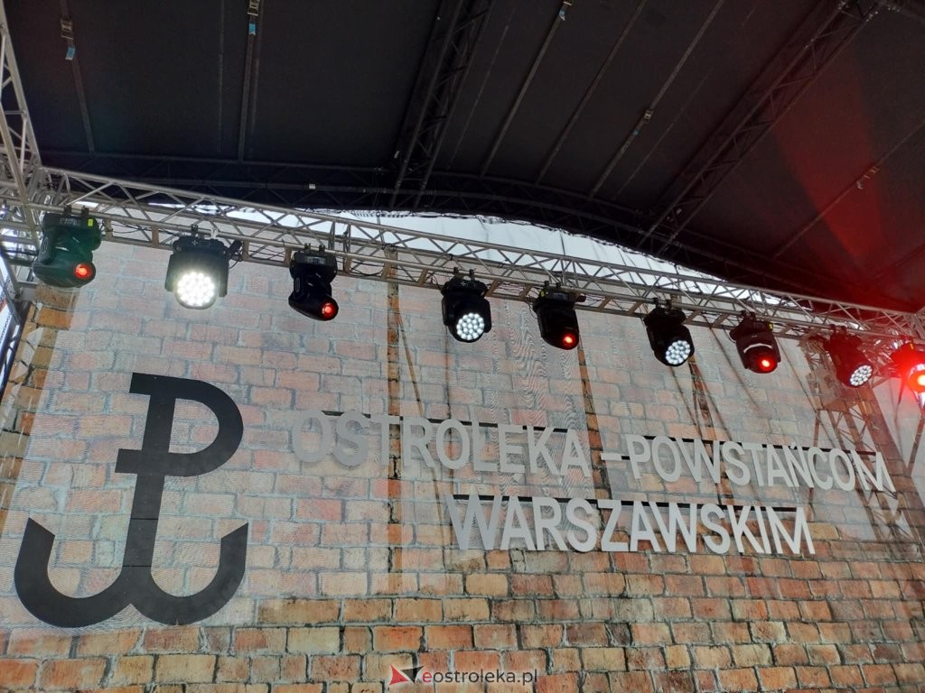 Trwa wyjątkowy koncert „Ostrołęka – Powstańcom Warszawskim”! Dołącz online lub przyjdź na miejsce! [WIDEO]