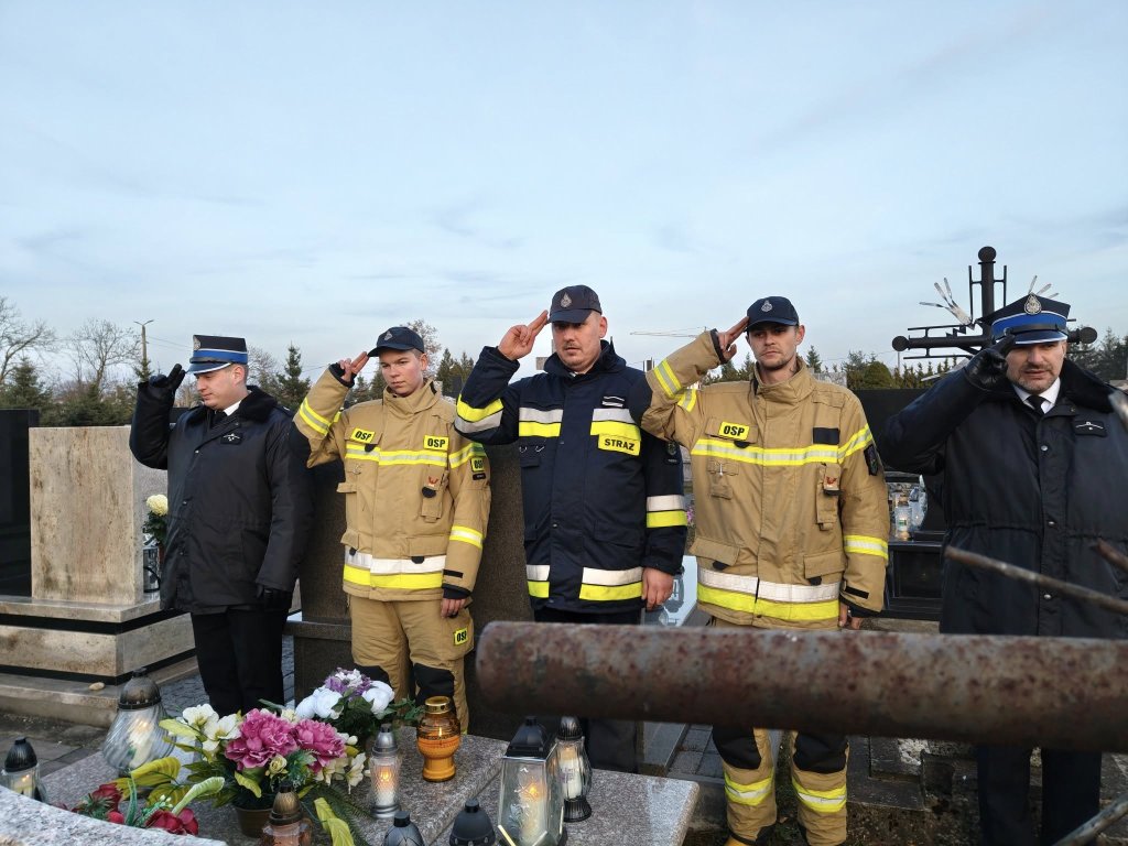 Strażacy uczcili pamięć zmarłych kolegów. Piękna tradycja na Wszystkich Świętych