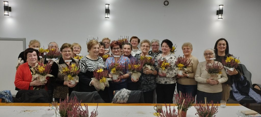 Wrzosowe inspiracje w Lelisie: seniorzy rozkwitają kreatywnością [ZDJĘCIA]